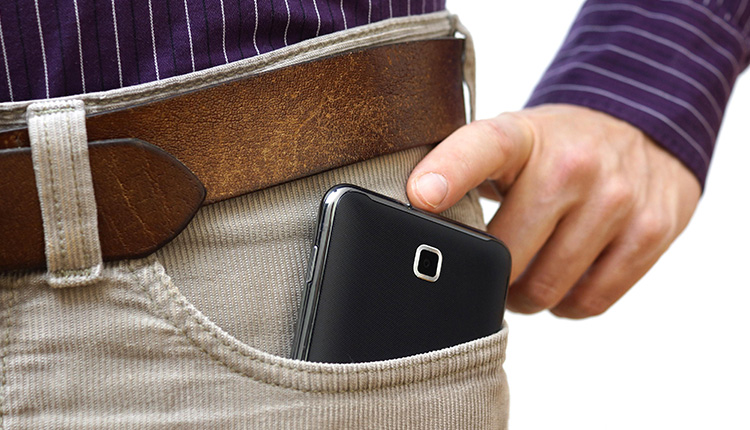 هشدار برای دارندگان اپل و سامسونگ: گوشی‌‌ها را در جیبتان نگذارید!