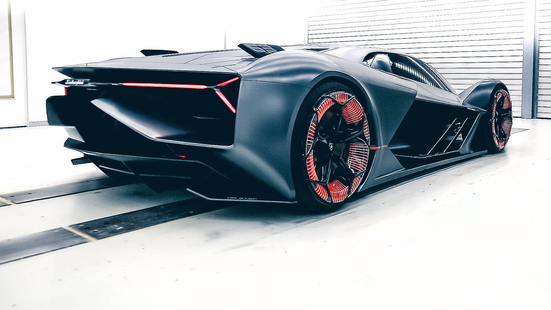 Lamborghini ماشینی برای هزاره سوم!