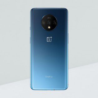 در همین فاصله اندک، امتیازات یک گوشی هوشمند متعلق به وان پلاس در Geekbench با نام OnePlus HD1903 ظاهر شده است و که گمان بر این می‌رود همان گوشی OnePlus 7T است. اگرچه در مشخصات ذکر شده برای این نام  صریحاً به ویژگی‌های آن به جز ۸ گیگابایت حافظه رم اشاره نمی‌شود اما از آنجایی که نتایج آزمایش اندکی بالاتر از نمونه‌های Snapdragon 855 OnePlus 7 است که می‌تواند نشانگر دستاوردهای +Snapdragon 855 در وان پلاس ۷ تی باشد. در نظر داشته باشید که این نمرات منعکس شده، از نسخه ۵٫۰٫۱ Geekbench که به روز شده، استخراج شده است.