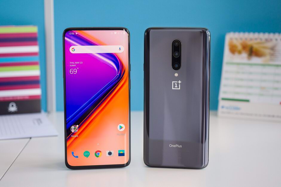 در همین فاصله اندک، امتیازات یک گوشی هوشمند متعلق به وان پلاس در Geekbench با نام OnePlus HD1903 ظاهر شده است و که گمان بر این می‌رود همان گوشی OnePlus 7T است. اگرچه در مشخصات ذکر شده برای این نام  صریحاً به ویژگی‌های آن به جز ۸ گیگابایت حافظه رم اشاره نمی‌شود اما از آنجایی که نتایج آزمایش اندکی بالاتر از نمونه‌های Snapdragon 855 OnePlus 7 است که می‌تواند نشانگر دستاوردهای +Snapdragon 855 در وان پلاس ۷ تی باشد. در نظر داشته باشید که این نمرات منعکس شده، از نسخه ۵٫۰٫۱ Geekbench که به روز شده، استخراج شده است.