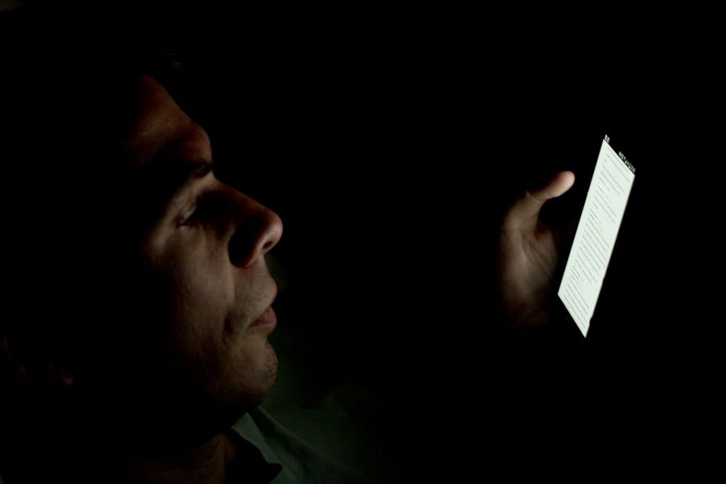 آیا اختلال در خواب با نور آبی موبایل حقیقت دارد؟